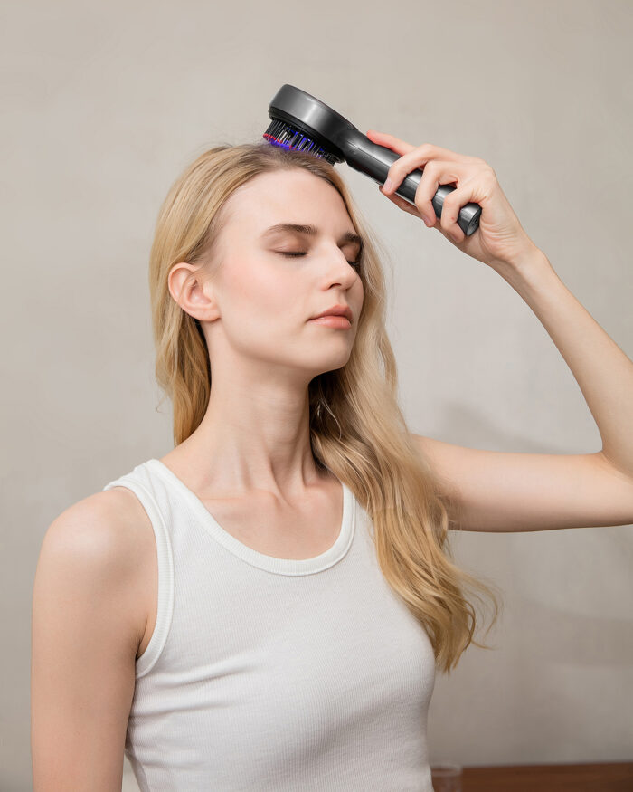 Masująca szczotka do włosów i skóry głowy REGENERATING HAIRBRUSH MASSAGER MT6537